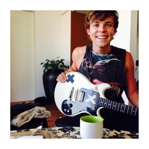 hey heres a free follow so follow @wonderingluke