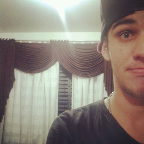 Fael_CL's profile picture. Desumilde, ignorante, arrogante e mala. Tem mais?