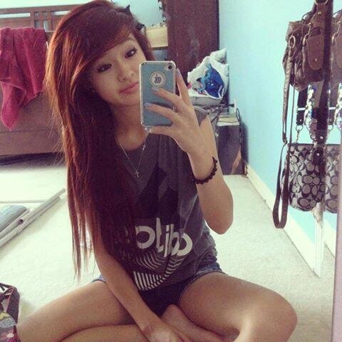Hey everyone! im Aria. i love to take photos and be around friends and family! :) 17 years Old.