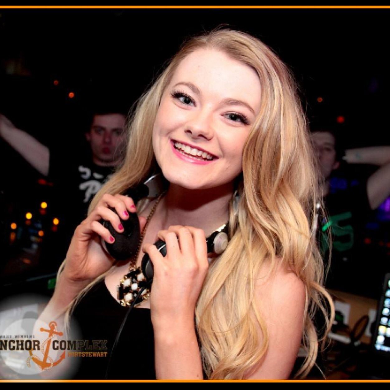 Chloé, 19, biology student, part time Barista, optimist, love animals and travelling ^_^ Instagram: chloeeealexandra