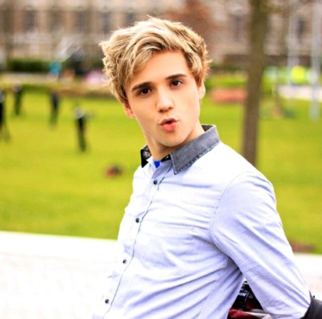 ElyarFoxIND's profile picture. The first Elyar Fox's fanbase in Indonesia. Lots of love & support this amazin' lad @ElyarFox. Marty follows 19/10/12- AMALIA and CHIKA are here:)