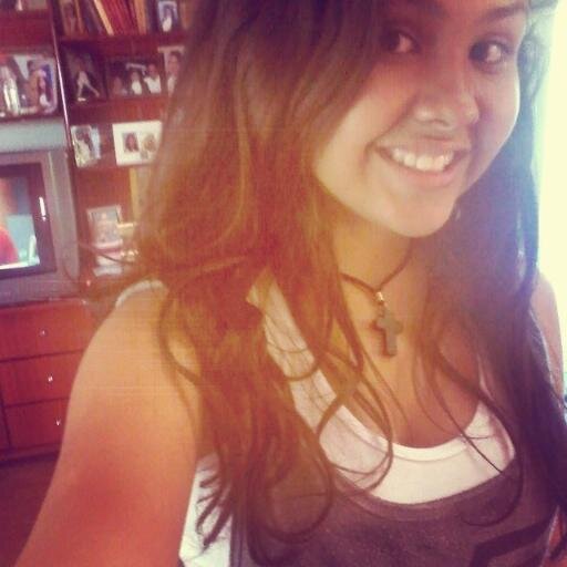 A felicidade se encontra
Nas coisas mais simples da terra,
Às vezes a paz de um sorriso
Pode desarmar uma guerra