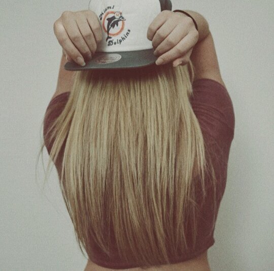 I'm tweeting the thoughts, that she wish she could. Denim shorts & dirty vans.