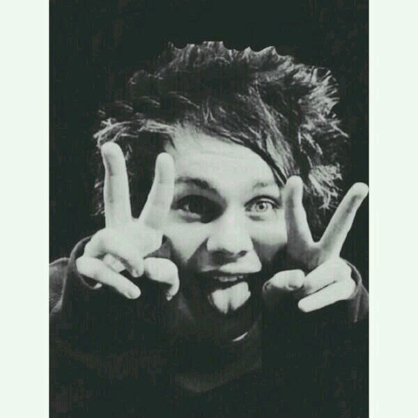 ilysm free follow but if you feel up to it, please follow @inflexiblehoran, its my acc, i lost my michael/band acc follows & my 5k when i got hacked :(