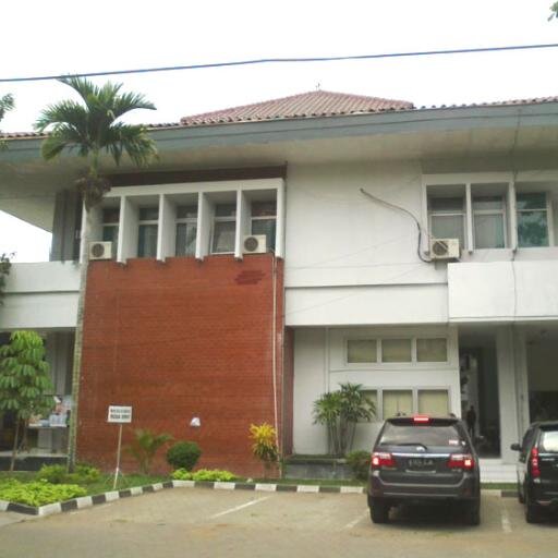 Menjadi pusat unggulan Pendidikan Tinggi Farmasi bertaraf internasional