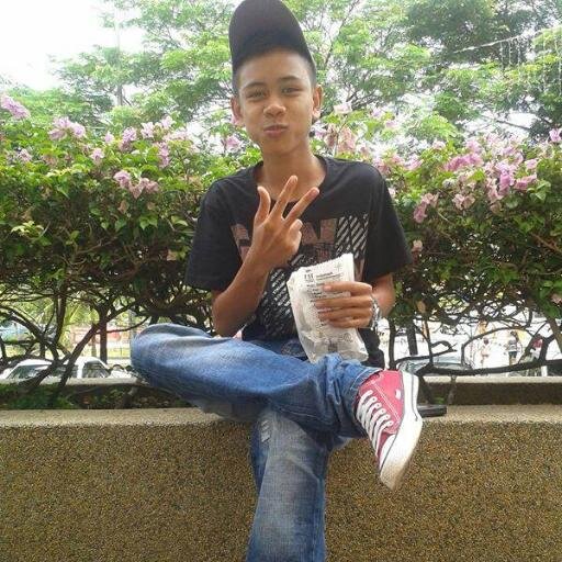 Kami Fly Atas Bakat Sendiri ,
Kami Fly Atas Motor Sendiri ,
Kami Fly Atas Jalan Sendiri ,
Kami Mati Kerana Ilahi ...