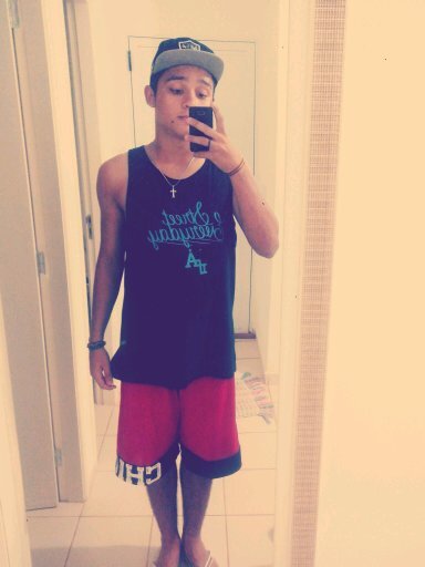Sorrir não mata. Viver não dói. Abraçar não arde. Beijar não fere. Rir não machuca. Você não tem motivos para não tentar ser feliz.