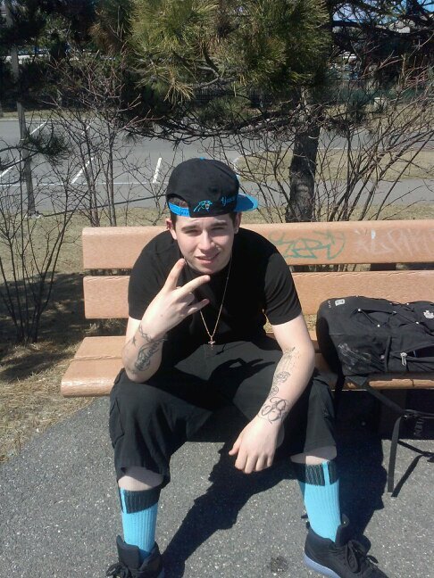 young kid maken cake $ reppin Boston to the fullest also rolling with that. L Block