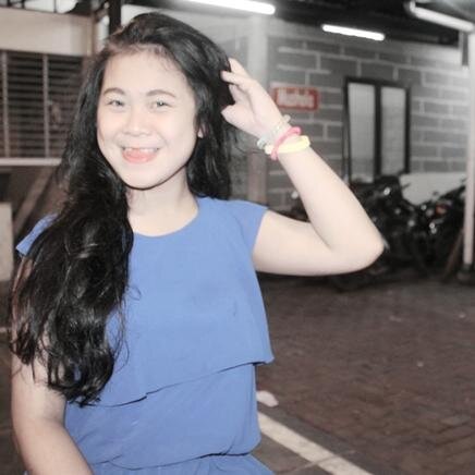 Cewe itu setia, mereka hanya menyimpan satu nama cowo dihatinya meski banyak cowo lain yang menggodanya ({})