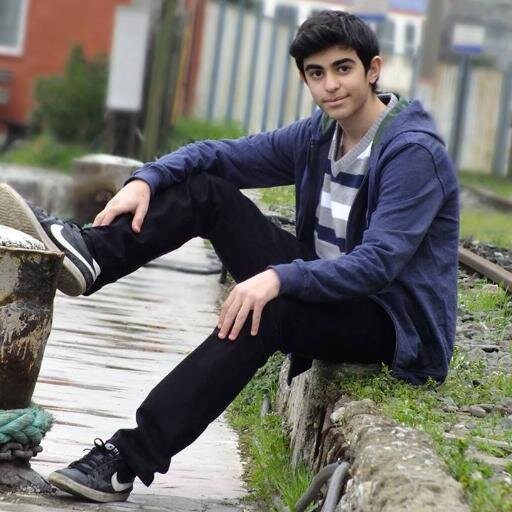 futbol fanatiği,hayvansever,istediğini yapan,kendi halinde,öğrenci.