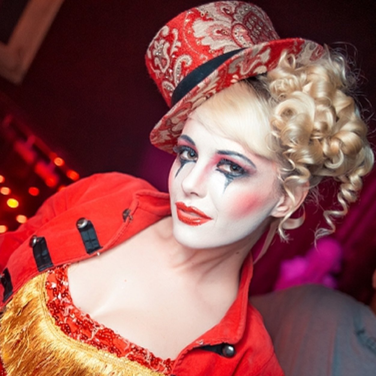 Stripteasing sideshow seductress