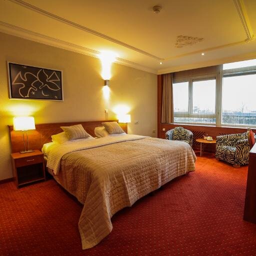 Familiehotel aan de rand van het Centrum van Sneek.
35 comfortabele hotelkamers.Biedt gratis parkeren en draadloos internet.Restaurant met all inclusive buffet