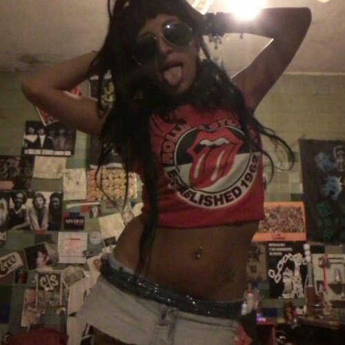 AleBien25's profile picture. Me gusta el rocanrol irresistible y si es del,viejo,mejor.. Vengo desde un mundo viejo para amarte y decirte q sos mi,inoxidable pasión...