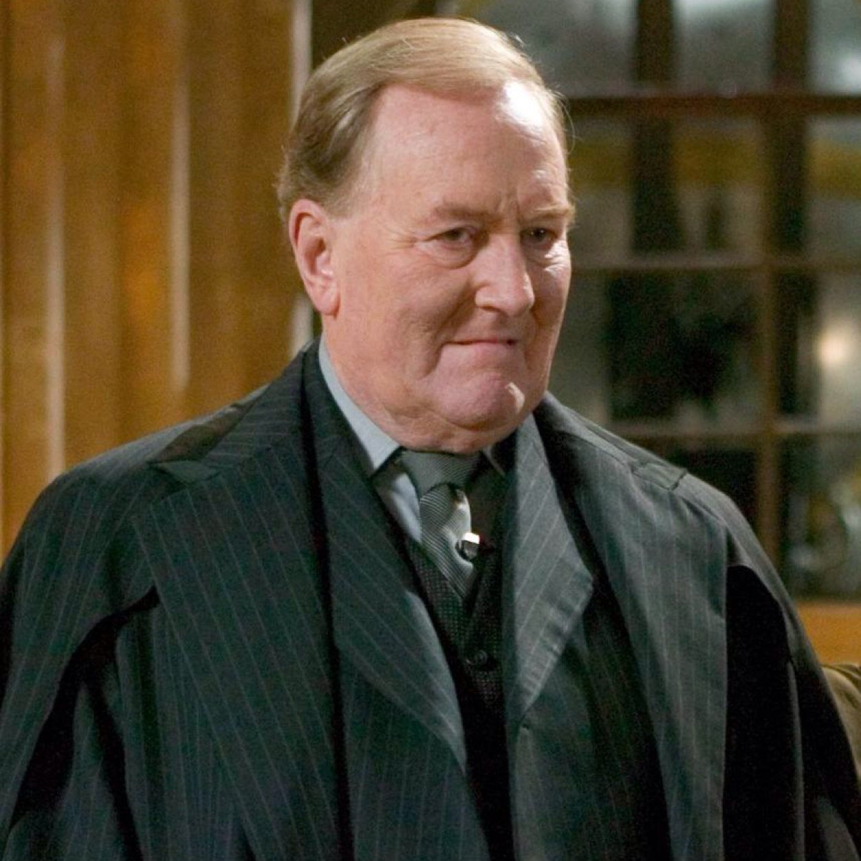 Cornelius Oswald Fudge...Ministro Británico de Magia hasta que me convenga. ¿Renuncia? ¡Un golpe de estado! CaraAlmeja [#FAKE]