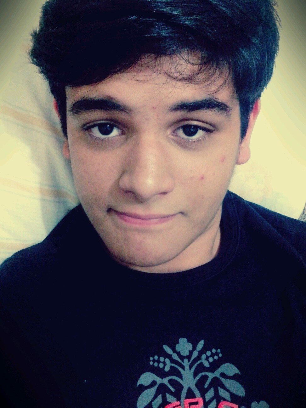 Curtindo muito a vida, um garoto que respeita o próximo, amigo, leitor :), extrovertido, esportista, futuro desiner.