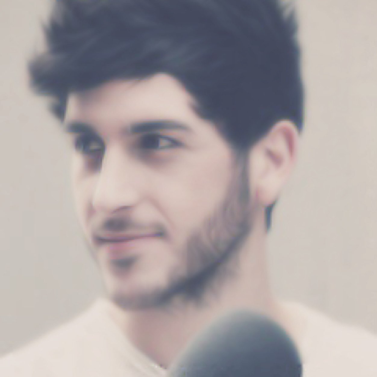 22. Cantante y compositor. ¿Auryn? Un sueño hecho realidad. ¿Mis auryners? Lo mejor que me ha pasado en la vida. ||Roll,no soy Álvaro||