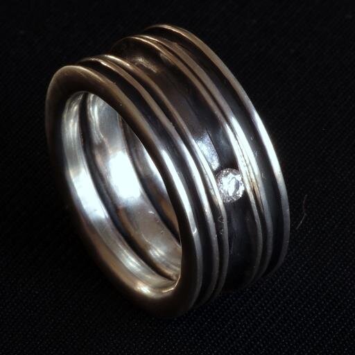Manchester based Jewellery designer, specialising in contemporary designs in silver, gold and precious stones.