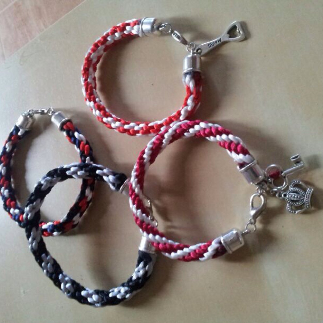 Pulseras personalizadas y hechas a tu gusto , tu eliges la forma el precio ya esta puesto / facebook Borcotti complementos