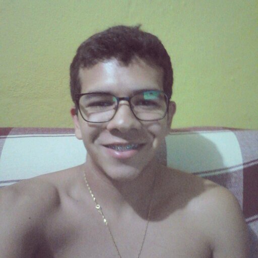 20 anos, Pernambucano, universitário, apaixonado por futebol, música e humor, torcedor do Sport Clube do Recife e Santos Futebol Clube