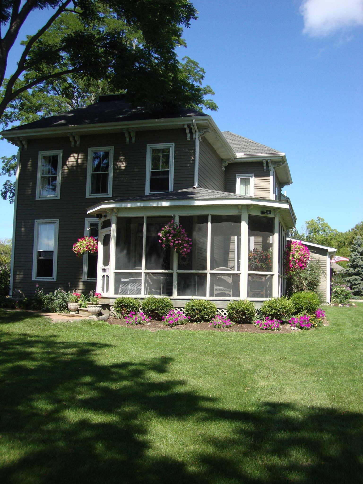 A waterfront historic bed and breakfast on Put-in-Bay, South Bass Island.  http://t.co/ZdSf7bW1xo