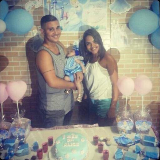 Deus fez a terra e o mar e me fez só pra te amar. Alessandra, Alice e Leandro uma família pequena e muito complicada porém amor eterno entre nós .
