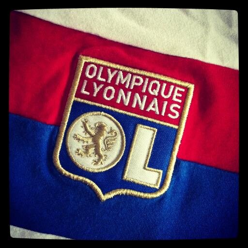 Les poings sérrés, la tête haute, vous avez fait honneur à nos couleurs ❤️ Olympique Lyonnais❤️ #TeamOL @SupportricesOL