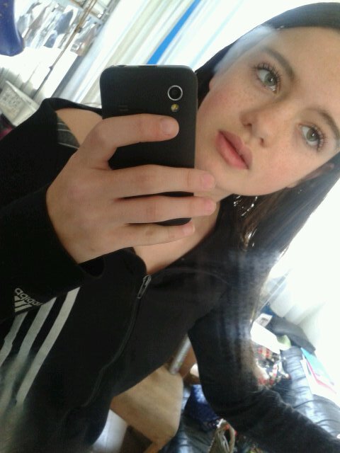 15 jaar/ green eyes/ brown hair/ 010