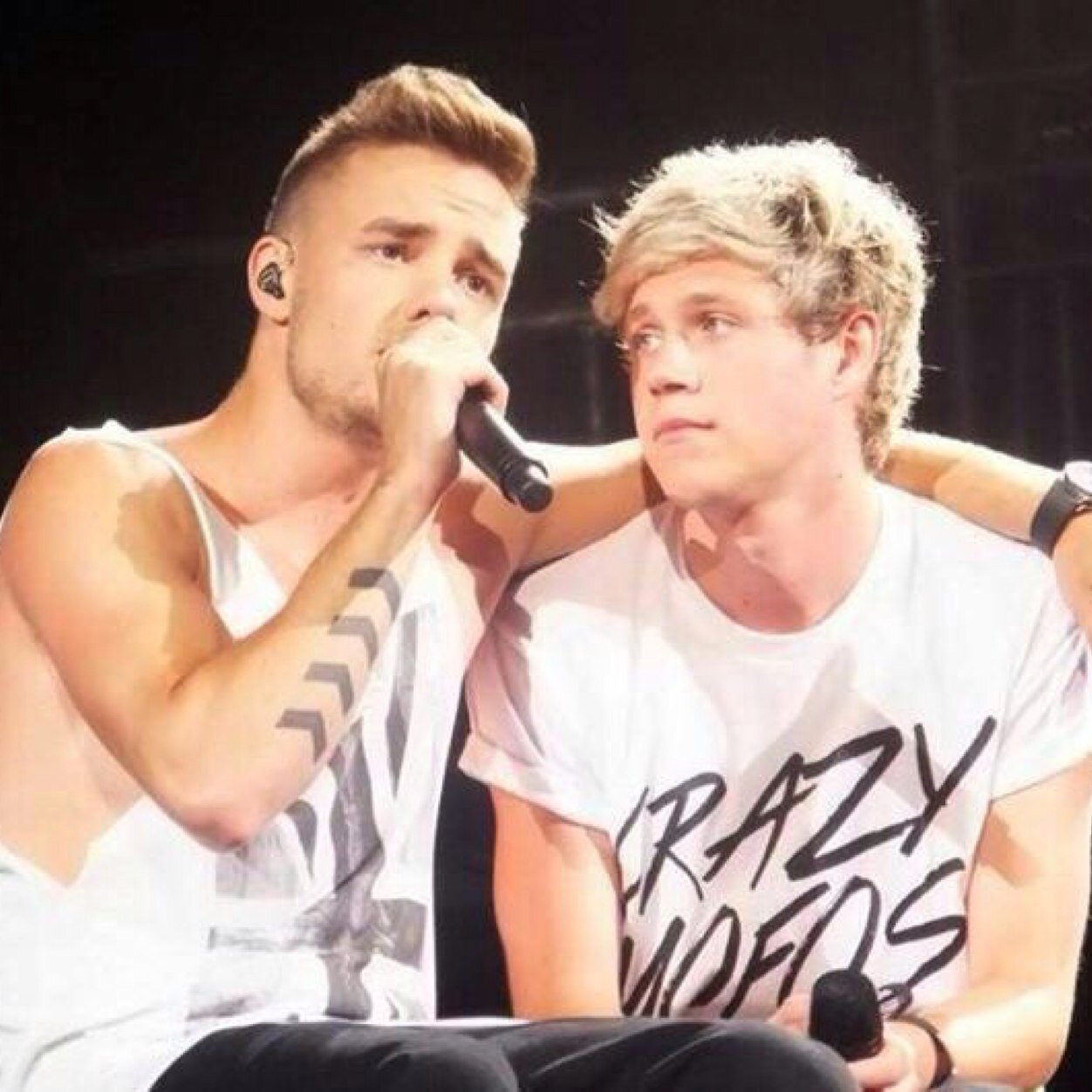 ❤yes i'm a DIRECTIONER and proud of it !!! i love @onedirection @ddlovato and 5sos 0/5 + 0/4 :'( ❤the vamps +james, @overloadmusic, and @cj_Tate follow :)