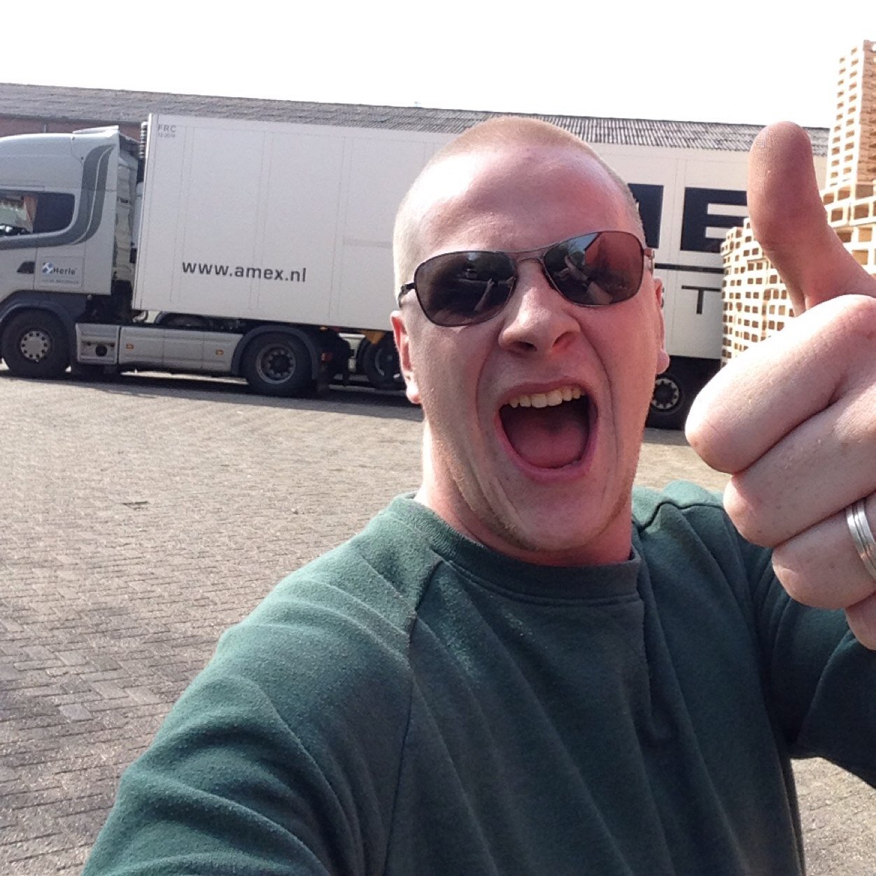 MikeHerle's profile picture. VW    (o\_/o)    VW