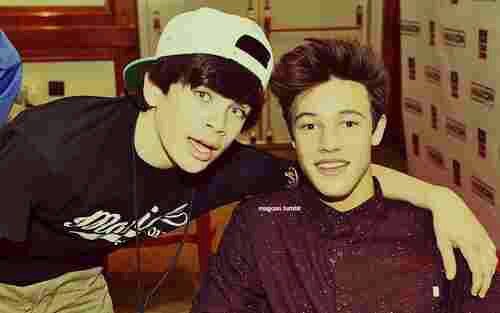 i love food                                                                      but i choose the magcon boys ❤