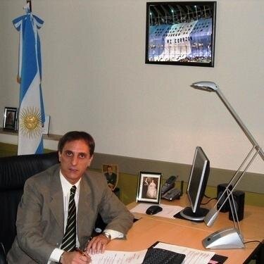 Director General en la Defensoría del Pueblo PBA. Hincha de Racing y el Porve. Católico y Peronista.
Miembro de las agrupaciones @E_G_Peronista y @RCPuedeMas