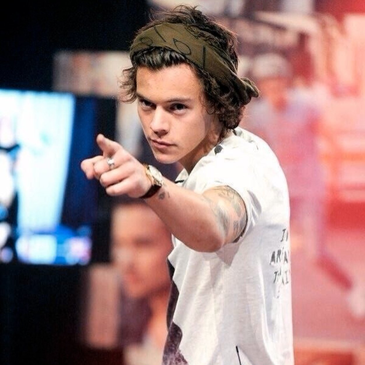 now that i've given you a free follow. go follow @fairyflostyles and ask for a follow back xx