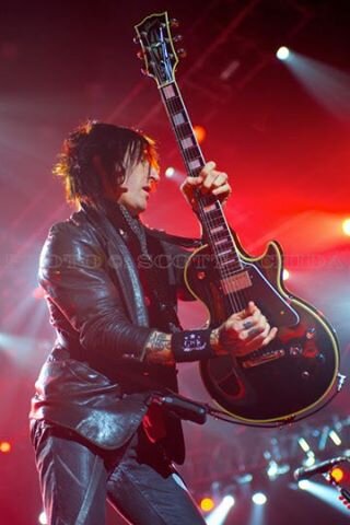 Amo, vivo, sou, adoro, idolatro, respiro, como, penso @gunsnroses. Bjs da tia Pink (@_pinkyuri)
followed by @djashba e @bumblefoot