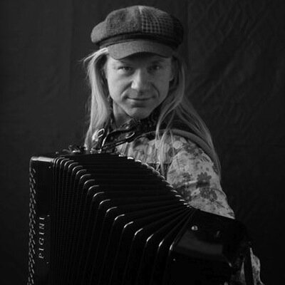 Russian accordion player and singer with international repertoire.  Part of duo Mazaika with violinist Sarah Harrison. 
http://t.co/zD8HZoF0Ii