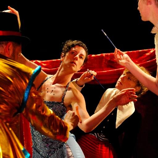 MACHiNENOiSY is a contemporary dance company that fosters the research and creation of performances which transcend traditional notions of dance and theatre.