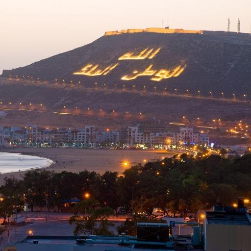 لبى العيون إلي تناظر صفحتي      مدري ذبحها الشوق ولا لقافهه
