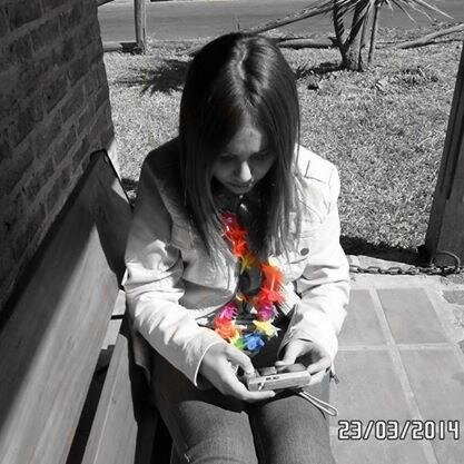 Cuando llegas a un momento de tu vida,hay personas que se quedan esperando,queriendo verte caer. -BM♡