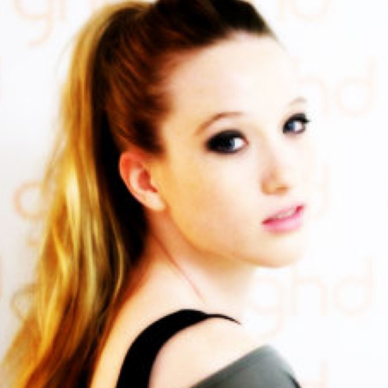 The girl from London that fell in love with a genie. But after that, everything went down hill, it's hard to trust others here in Wonderland. [Rp|OUAT|18+]