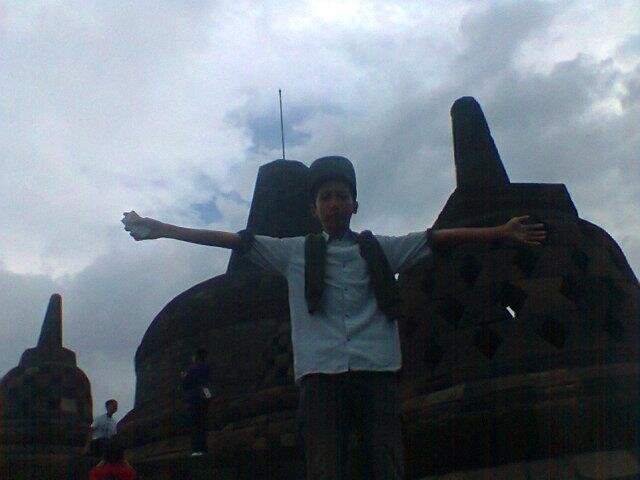 I'm school is smp 1 cijeungjing my facebook San'z Zun
serdadu O'i tgl 24-12-1997 suzuran high school