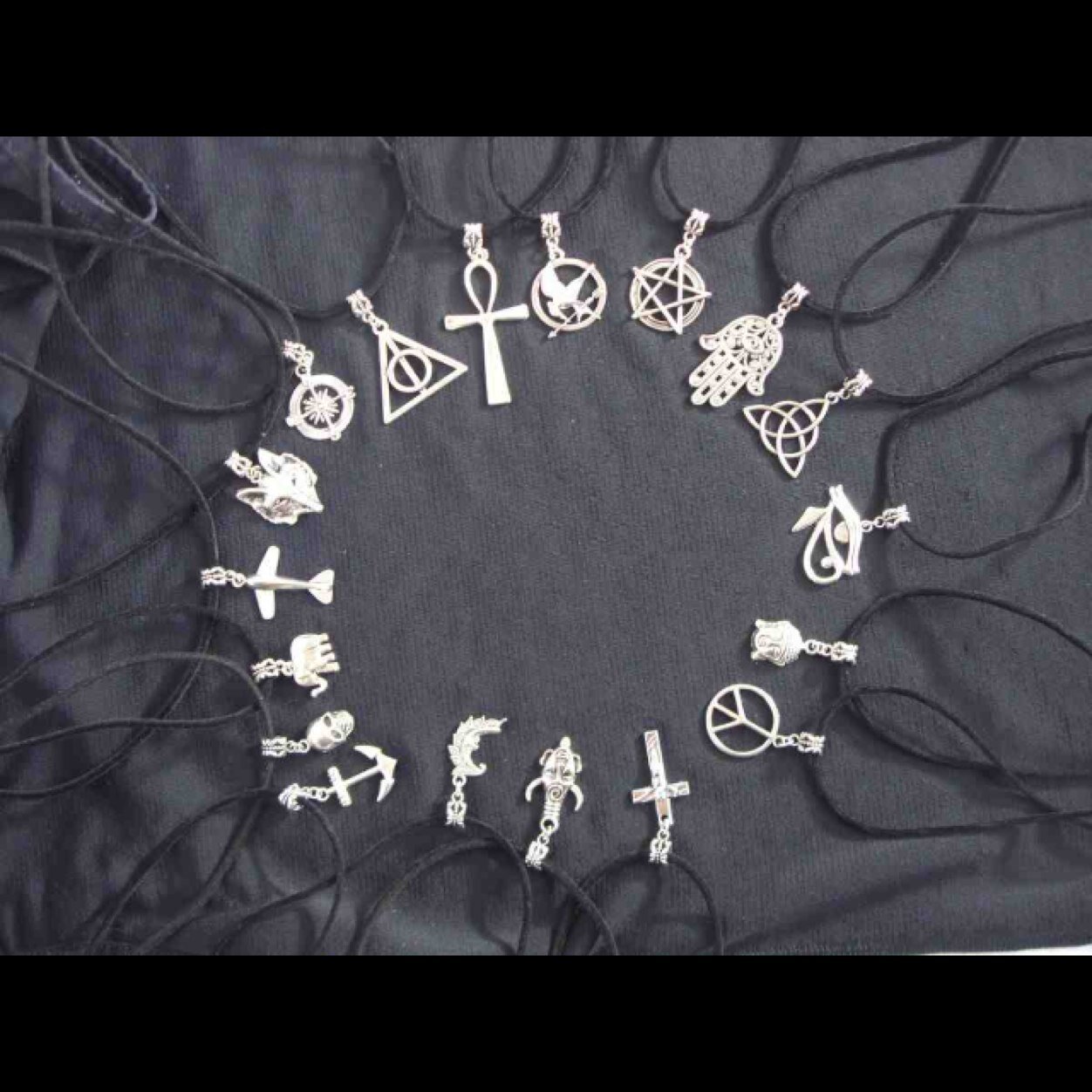 Sells pretty vintage accessories! Based in the UK. Instagram: Pixiependants
Email: Pixiependants@outlook.com