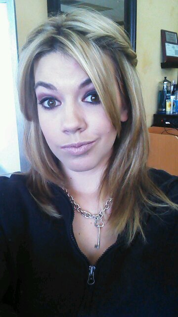 cosmetologist in Huntington beach. love my family, outgoing person