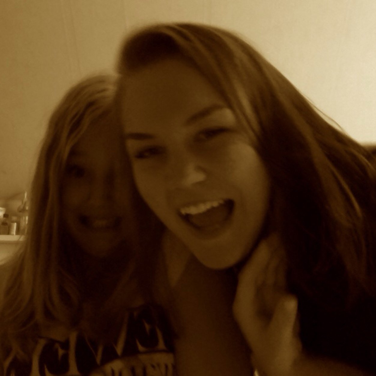 eveilna's profile picture. Underbar och fantastisk. Älskar VOGUE Paris, YSLs läppstift, Byredos parfymer, Diptyques doftljus och stora kristallkronor.