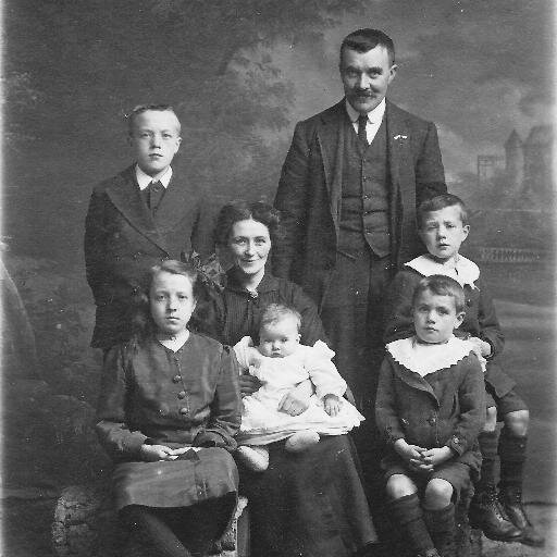 This account is no longer maintained. If you want good wholesome genealogical trivia (and the occasional bad joke) you'll find me at: @davelifelines.bsky.social