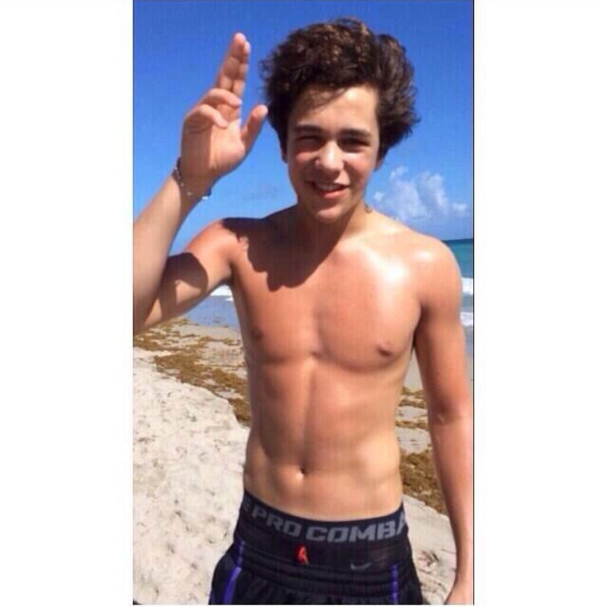 ❤ Forever a MAHOMIE!!❤ Im a Mahomie. I overreact to Haters. I dream big for @AustinMahone. And when I say I love Austin, Im not lying! 11/14/13