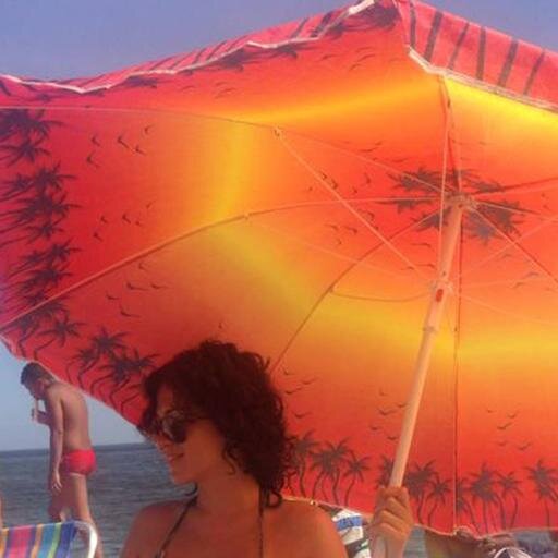 Um pé no asfalto e o outro na areia.