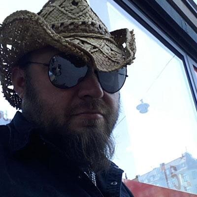 Like the webb, social media and heavy metal. Plays bass guitar and enjoying life.