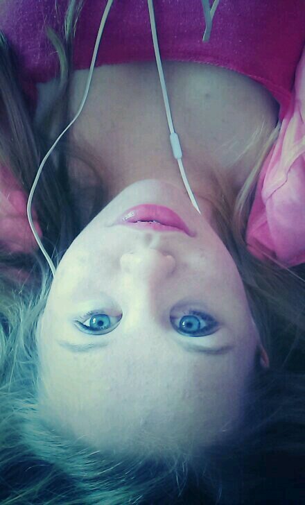 official fan page from the singer Anna we Twitter photos and more about Anna! my name is louise I'm 13 years old and the biggest fan