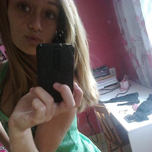 - Você ñ me conhece, você vê o que eu apenas quero q você veja.. 
Então naoo me julgaa ''