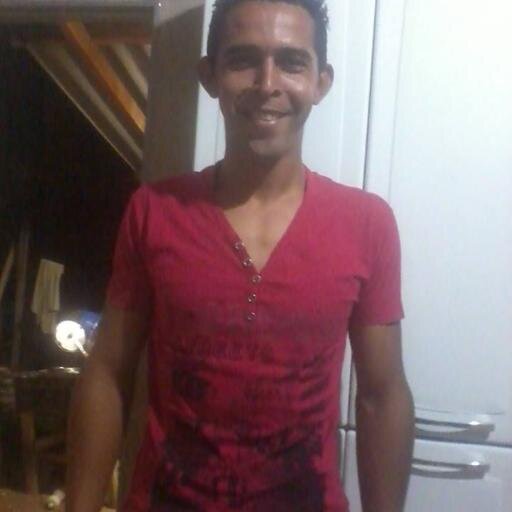 amo servir ao senhor, gosto muito de orar e ler a biblia e gosto de  escutar musicas de adoraçao intima.