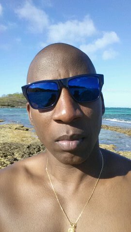 Deejay come from Madinina!! inmin la vie !!!! tout bagay c no stress !! Profitons de la vie on n'en a qu'une !! god bless you !!